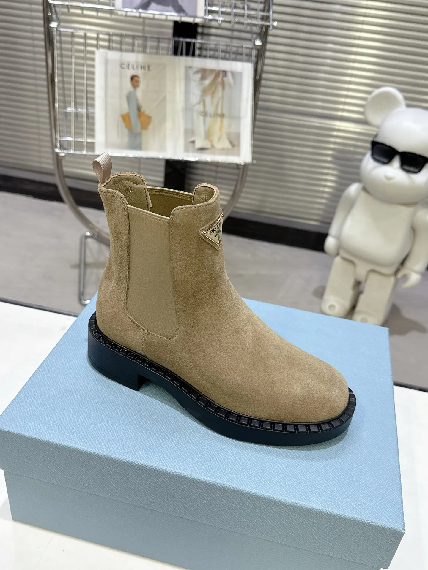 👟👟Ex-factory price 600👟👟 Prada thick-soled retro Martin boots. Elastic elastic, classic thick soles, with triangular buckle. Simple, elegant, fashionable and versatile. Fabric cowhide, open edge beaded cowhide. The lining is made of soft and delicate sheepskin, and the foot feels comfortable. The rubber mold is non-slip and lightweight. Original package sole. Standard size: 35-40. Order 41